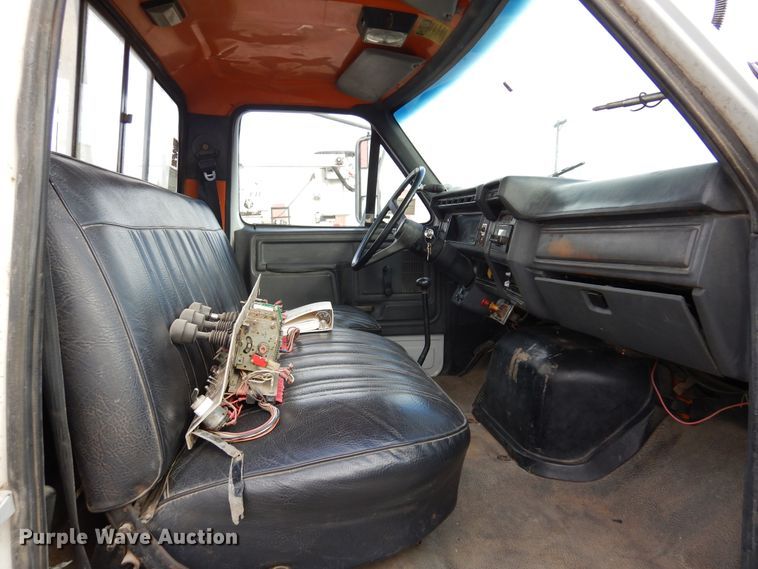 image for item JT9521 1988 Ford F800  digger derrick truck