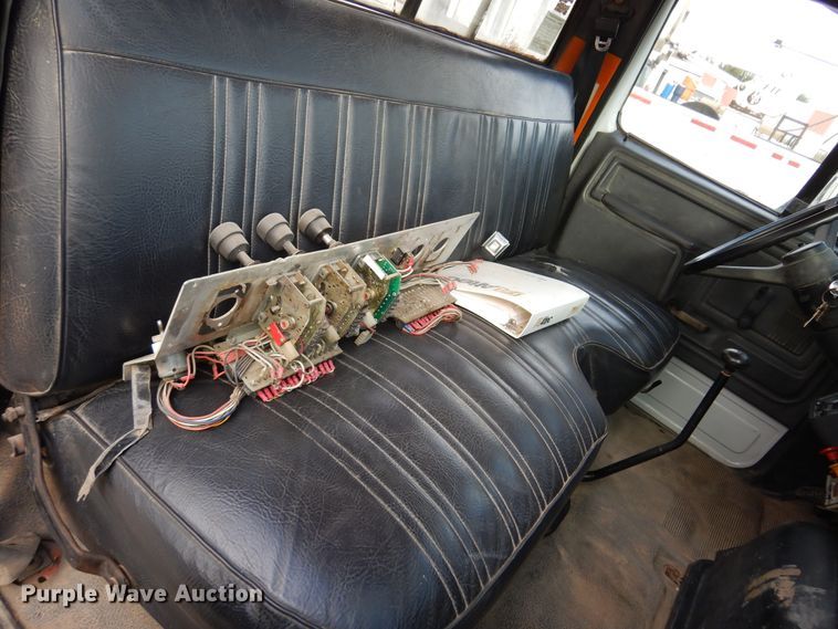 image for item JT9521 1988 Ford F800  digger derrick truck