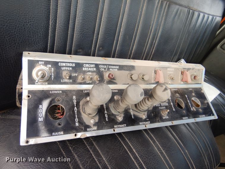 image for item JT9521 1988 Ford F800  digger derrick truck