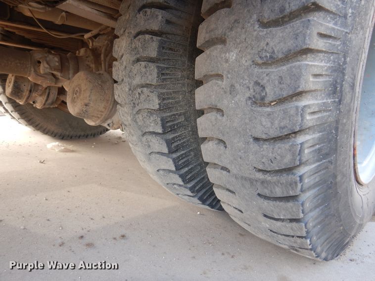 image for item JT9521 1988 Ford F800  digger derrick truck