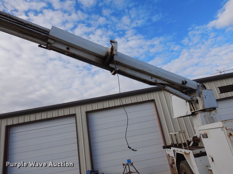 image for item JT9521 1988 Ford F800  digger derrick truck