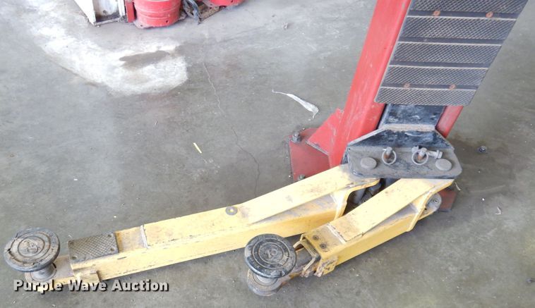 image for item KP9795 2008 Challenger VS10  Vehicle lift