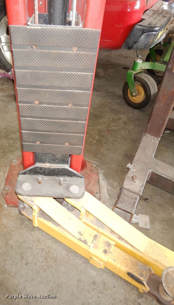 image for item KP9795 2008 Challenger VS10  Vehicle lift