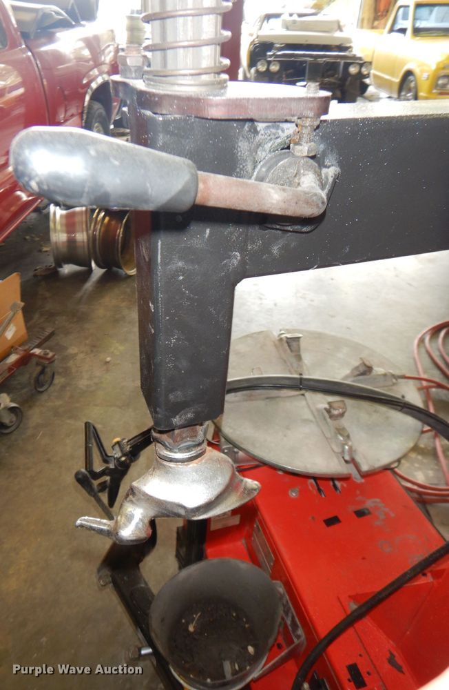 image for item KP9796 Snap-on EEWH306A  tire machine