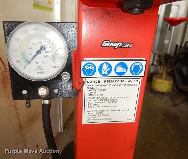 image for item KP9796 Snap-on EEWH306A  tire machine