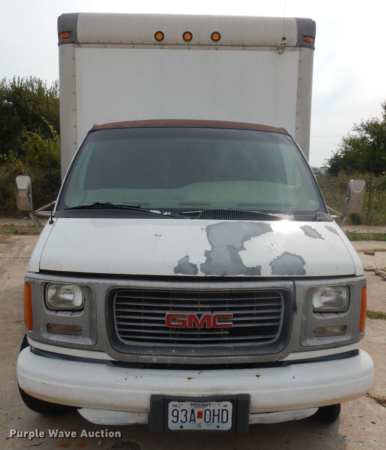 image for item KU9111 2000 GMC Savana G3500  box truck