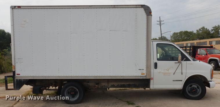 image for item KU9111 2000 GMC Savana G3500  box truck