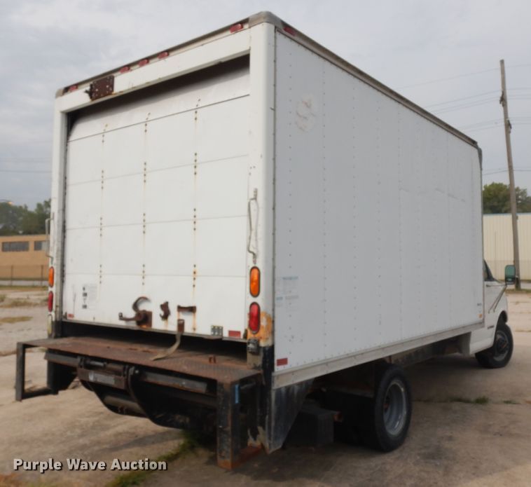 image for item KU9111 2000 GMC Savana G3500  box truck