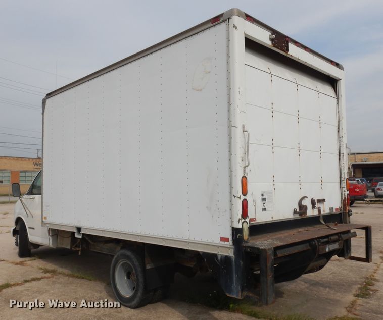 image for item KU9111 2000 GMC Savana G3500  box truck