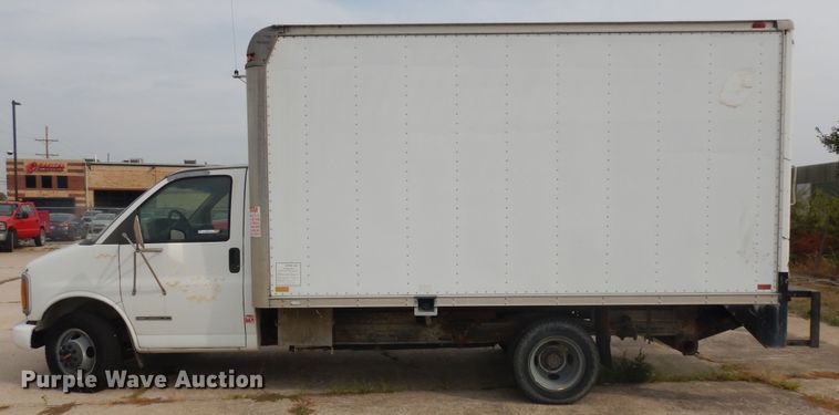 image for item KU9111 2000 GMC Savana G3500  box truck