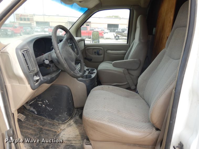 image for item KU9111 2000 GMC Savana G3500  box truck