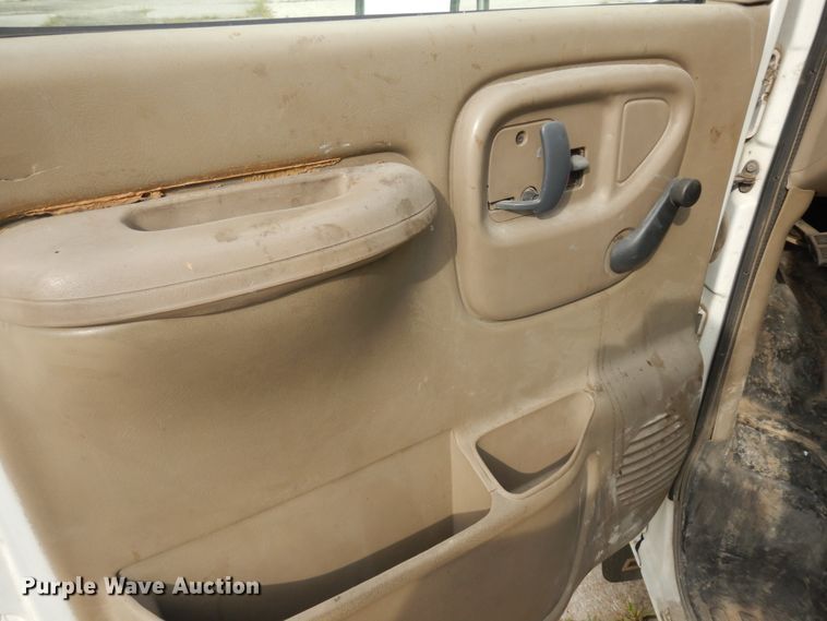 image for item KU9111 2000 GMC Savana G3500  box truck