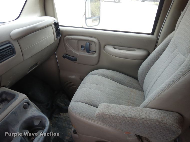 image for item KU9111 2000 GMC Savana G3500  box truck