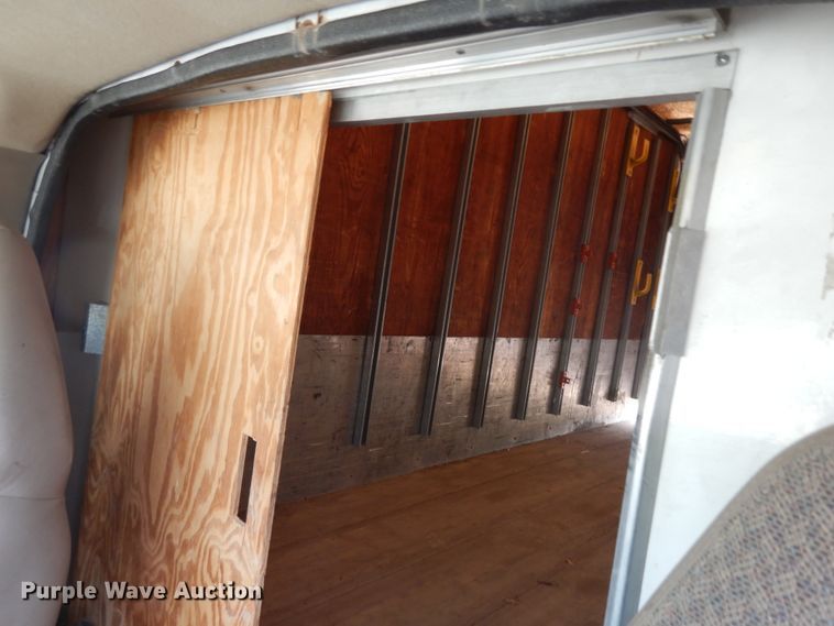 image for item KU9111 2000 GMC Savana G3500  box truck