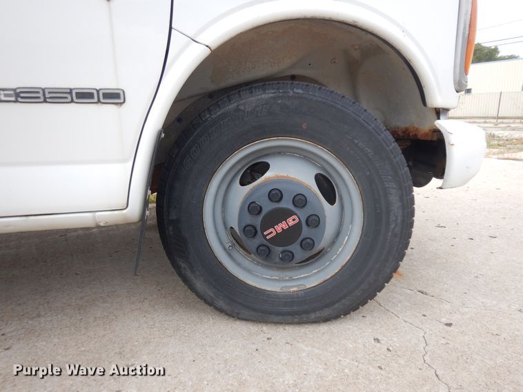 image for item KU9111 2000 GMC Savana G3500  box truck