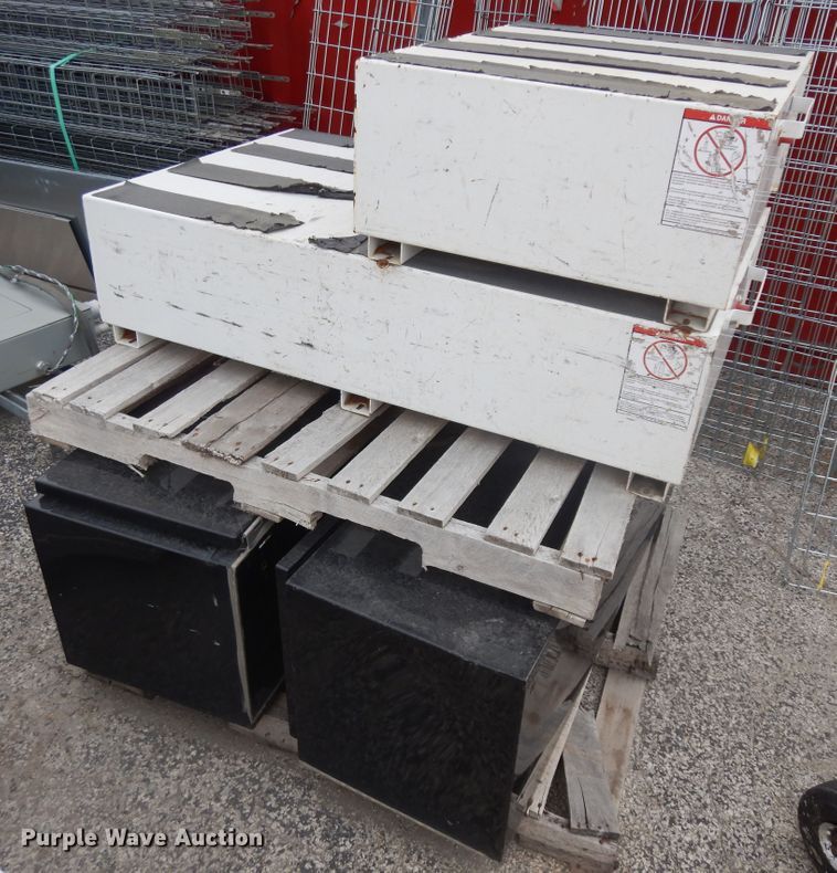 image for item KU9122 Approximately 15 toolboxes