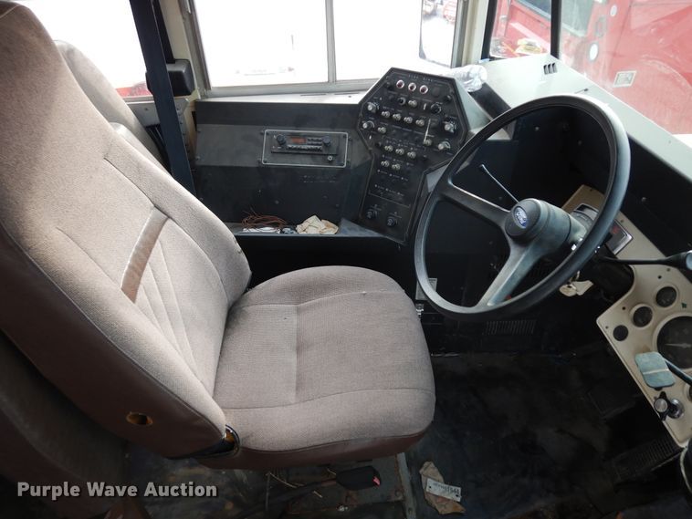 image for item KU9123 1995 Ford B800  bus