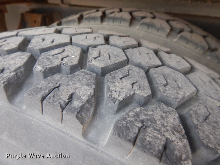 image for item KU9123 1995 Ford B800  bus