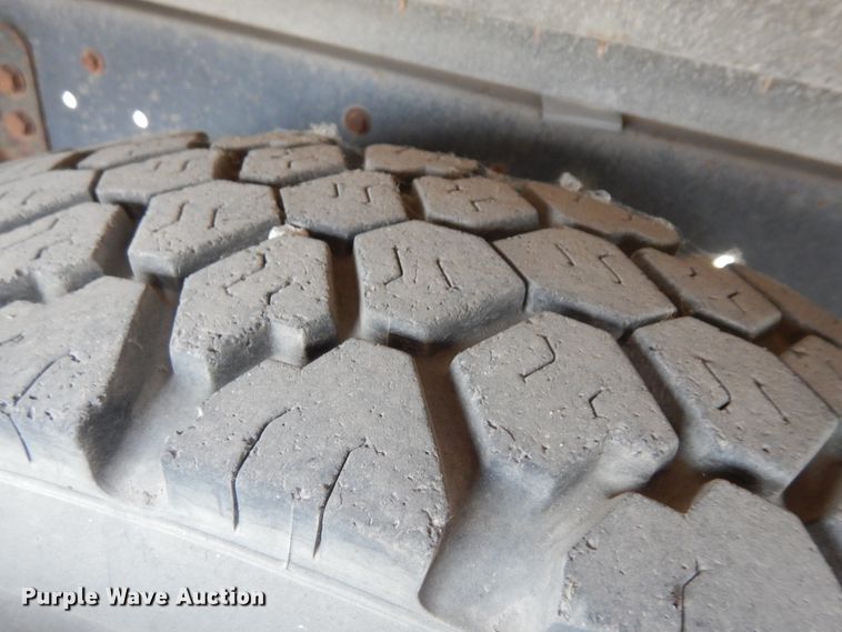 image for item KU9123 1995 Ford B800  bus