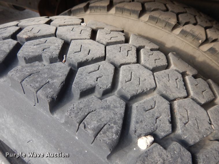 image for item KU9123 1995 Ford B800  bus