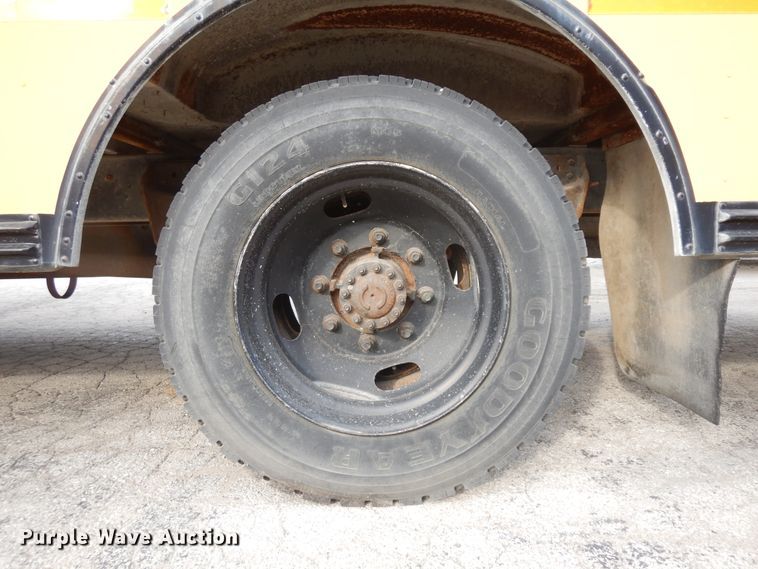 image for item KU9123 1995 Ford B800  bus