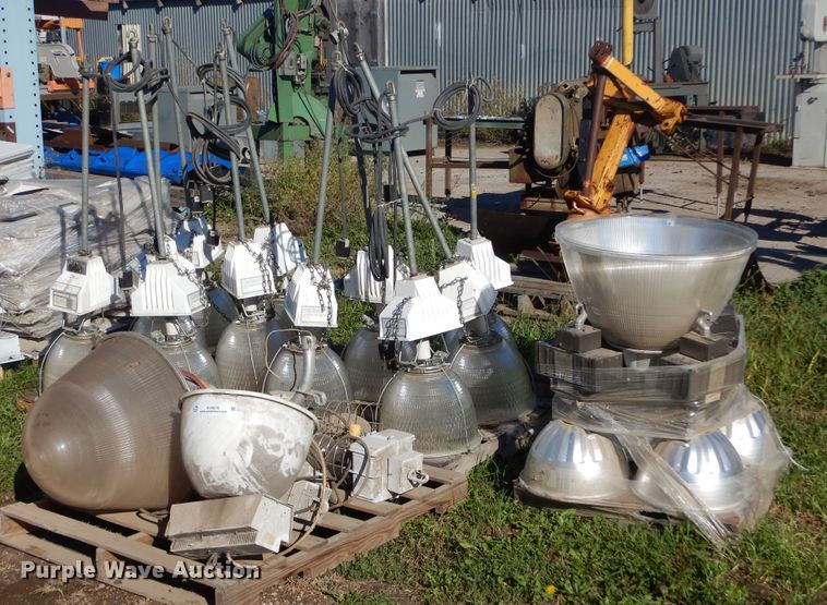 image for item KV9076 Approximately 21 light fixtures