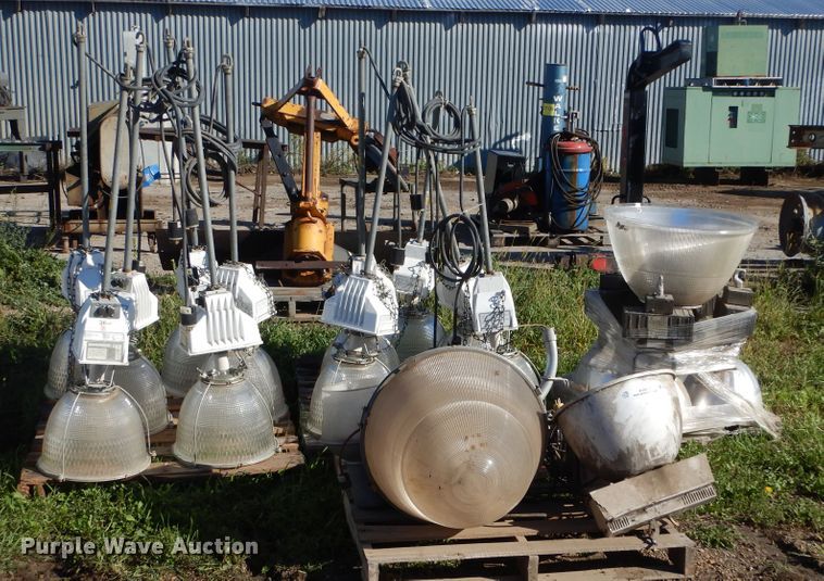 image for item KV9076 Approximately 21 light fixtures