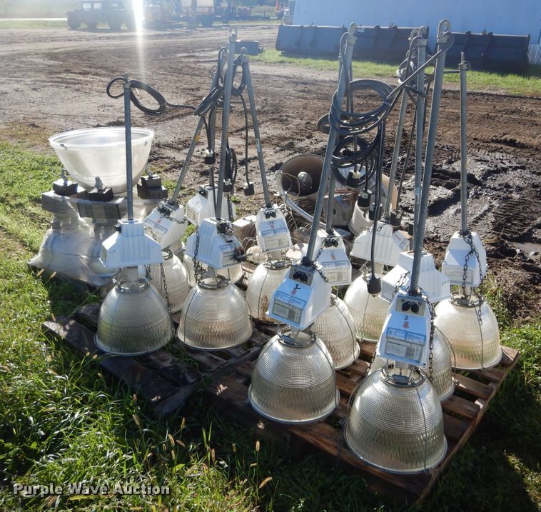 image for item KV9076 Approximately 21 light fixtures