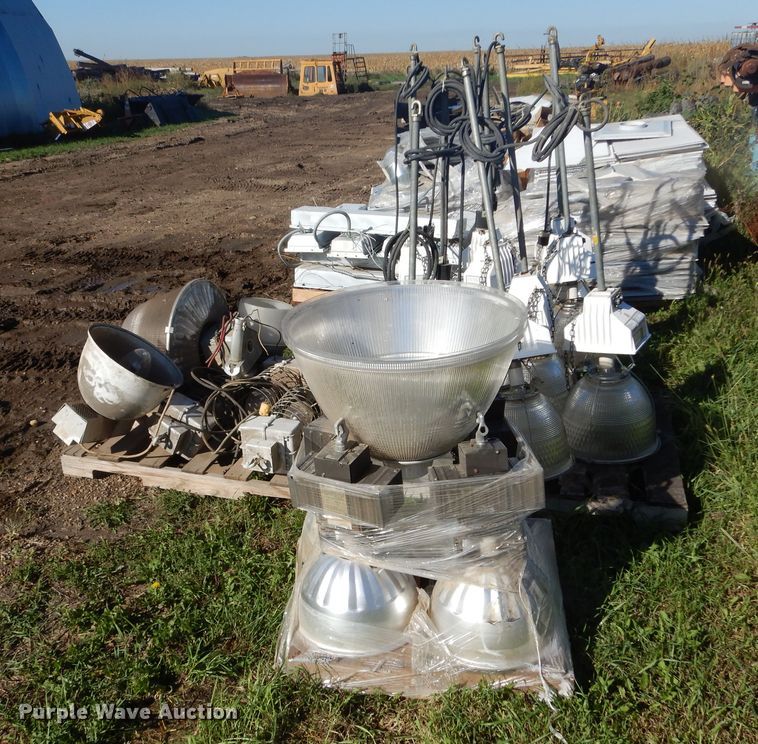 image for item KV9076 Approximately 21 light fixtures