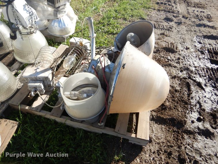 image for item KV9076 Approximately 21 light fixtures