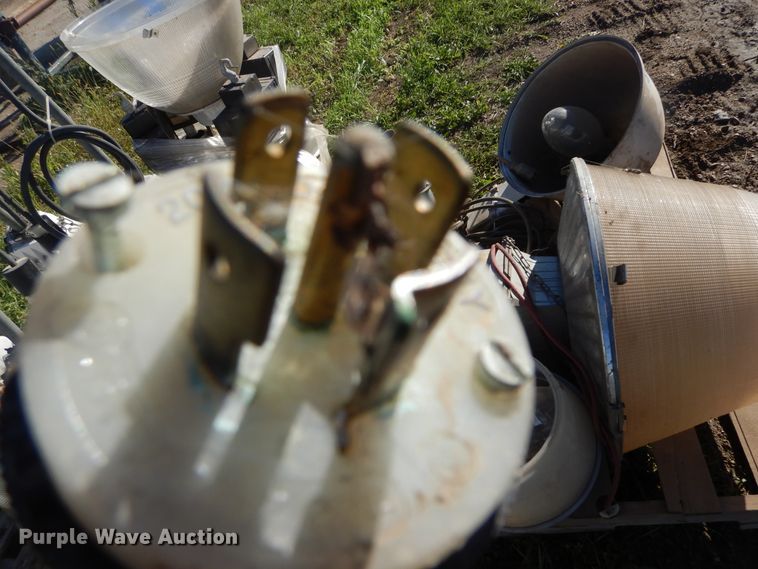 image for item KV9076 Approximately 21 light fixtures