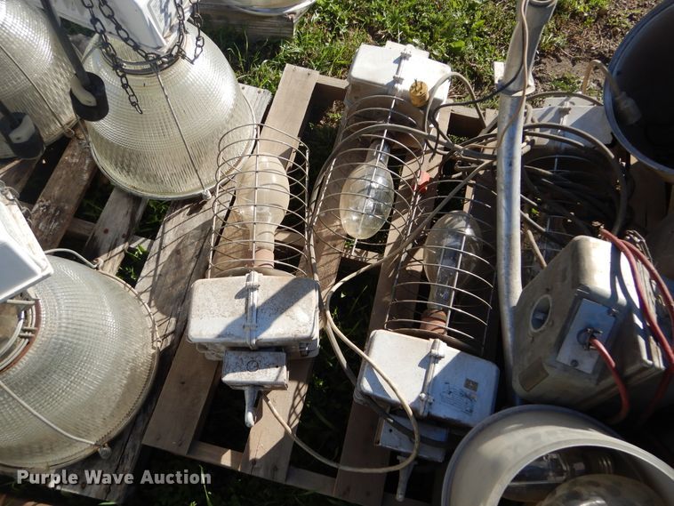 image for item KV9076 Approximately 21 light fixtures