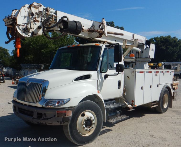 image for item DG1847 2007 International 4300  digger derrick truck