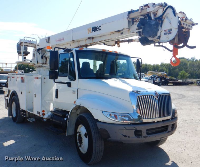 image for item DG1847 2007 International 4300  digger derrick truck