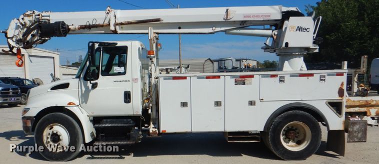 image for item DG1847 2007 International 4300  digger derrick truck