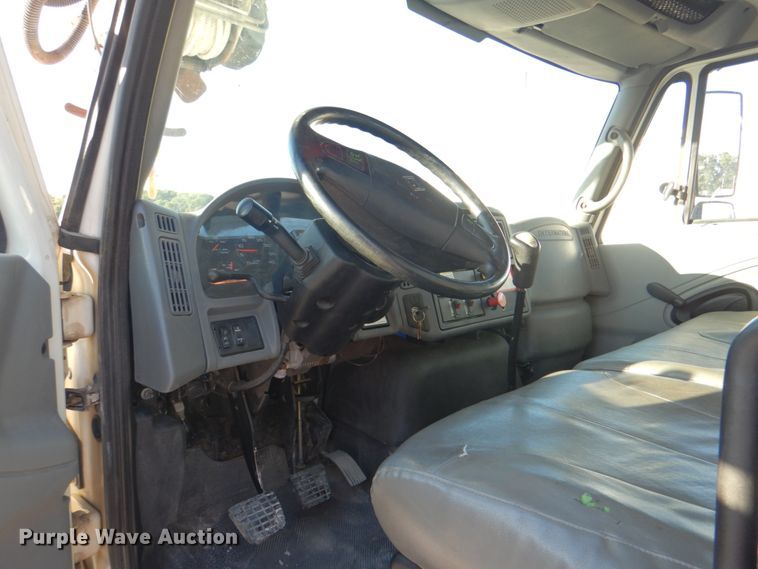 image for item DG1847 2007 International 4300  digger derrick truck