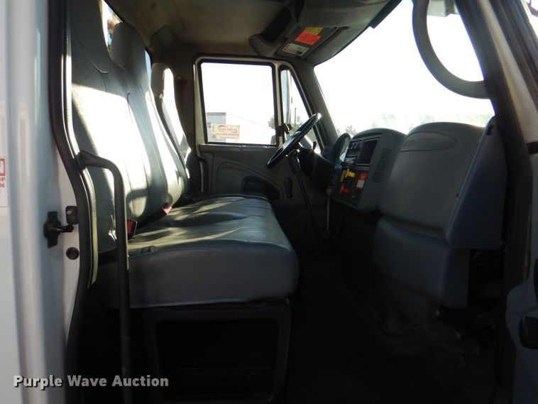 image for item DG1847 2007 International 4300  digger derrick truck