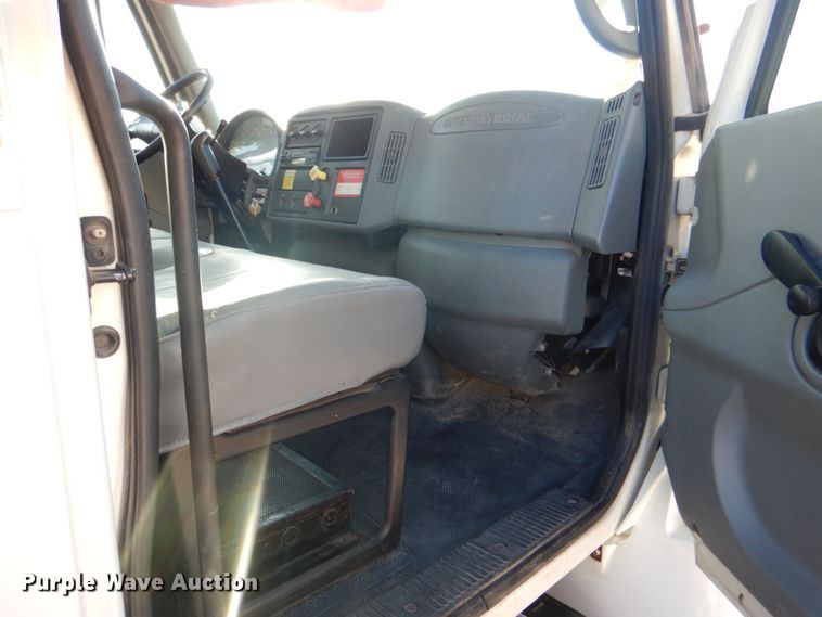 image for item DG1847 2007 International 4300  digger derrick truck