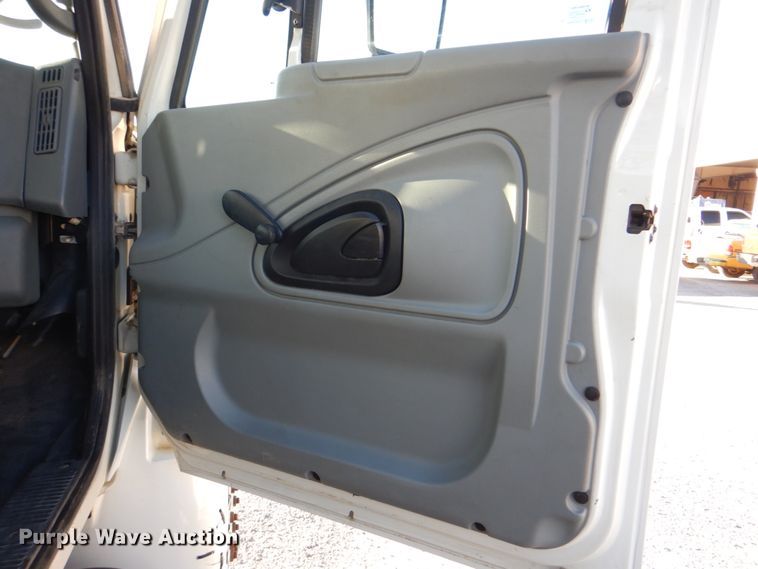 image for item DG1847 2007 International 4300  digger derrick truck