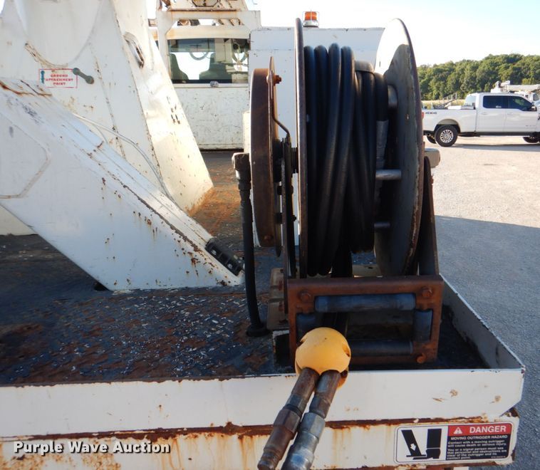 image for item DG1847 2007 International 4300  digger derrick truck