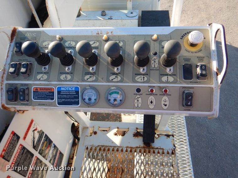 image for item DG1847 2007 International 4300  digger derrick truck