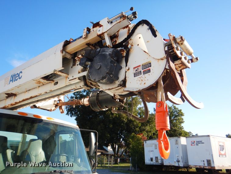 image for item DG1847 2007 International 4300  digger derrick truck