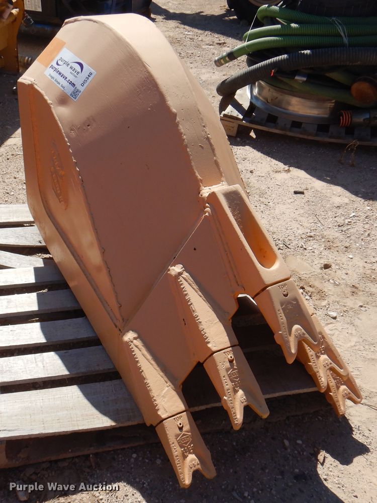 image for item DI5340 Hensley 16V24.710.5 24"W backhoe bucket