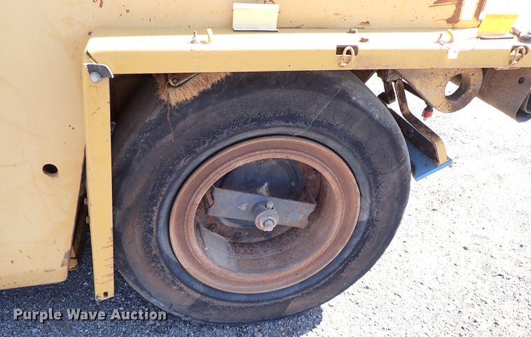 image for item DI5756 2001 Caterpillar PS-360B  pneumatic roller