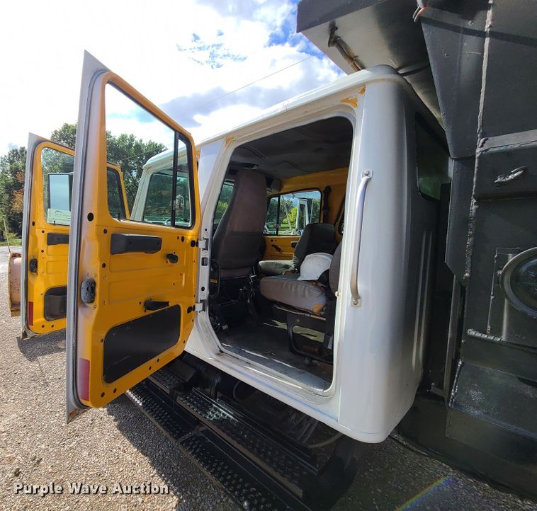 image for item DI6247 1997 International 4900  Crew Cab dump truck