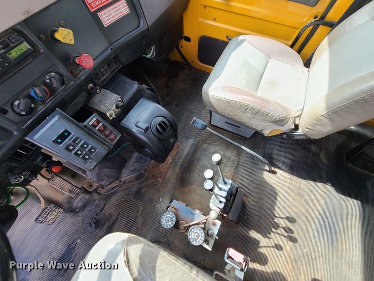 image for item DI6247 1997 International 4900  Crew Cab dump truck