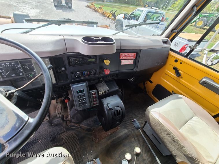 image for item DI6247 1997 International 4900  Crew Cab dump truck