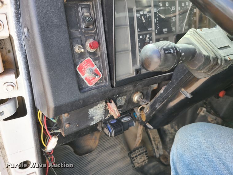 image for item DI6247 1997 International 4900  Crew Cab dump truck