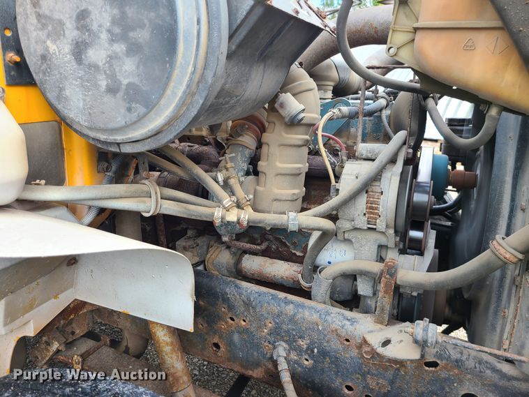 image for item DI6247 1997 International 4900  Crew Cab dump truck