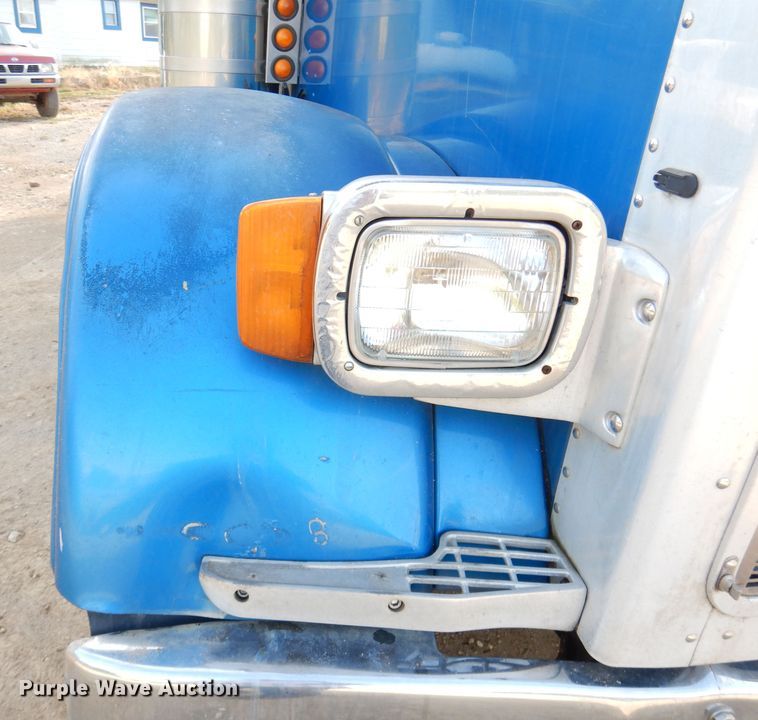 image for item DK2999 1996 Peterbilt 379  dump truck